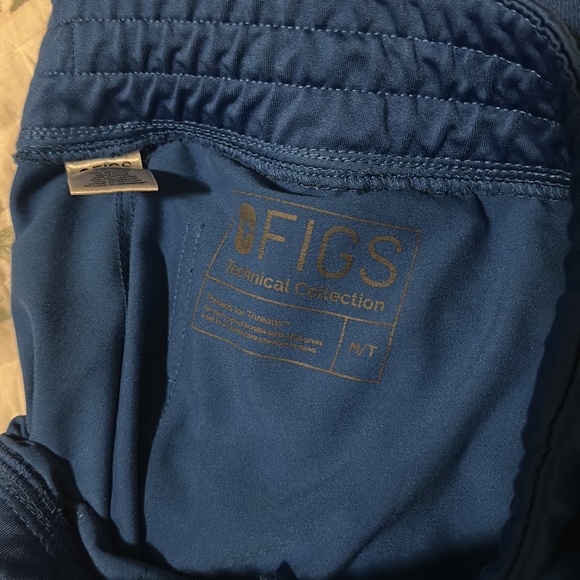 WEAR FIGS SCRUB SET - Picture 2 of 4